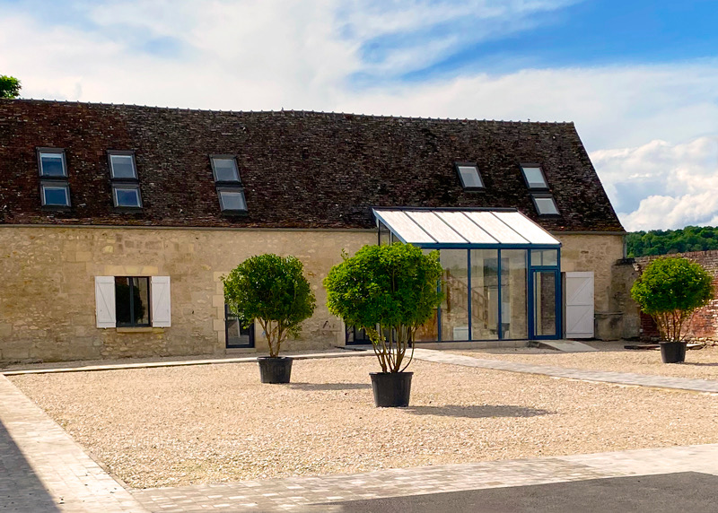 Vue extérieure du bâtiment abritant la salle tournesol